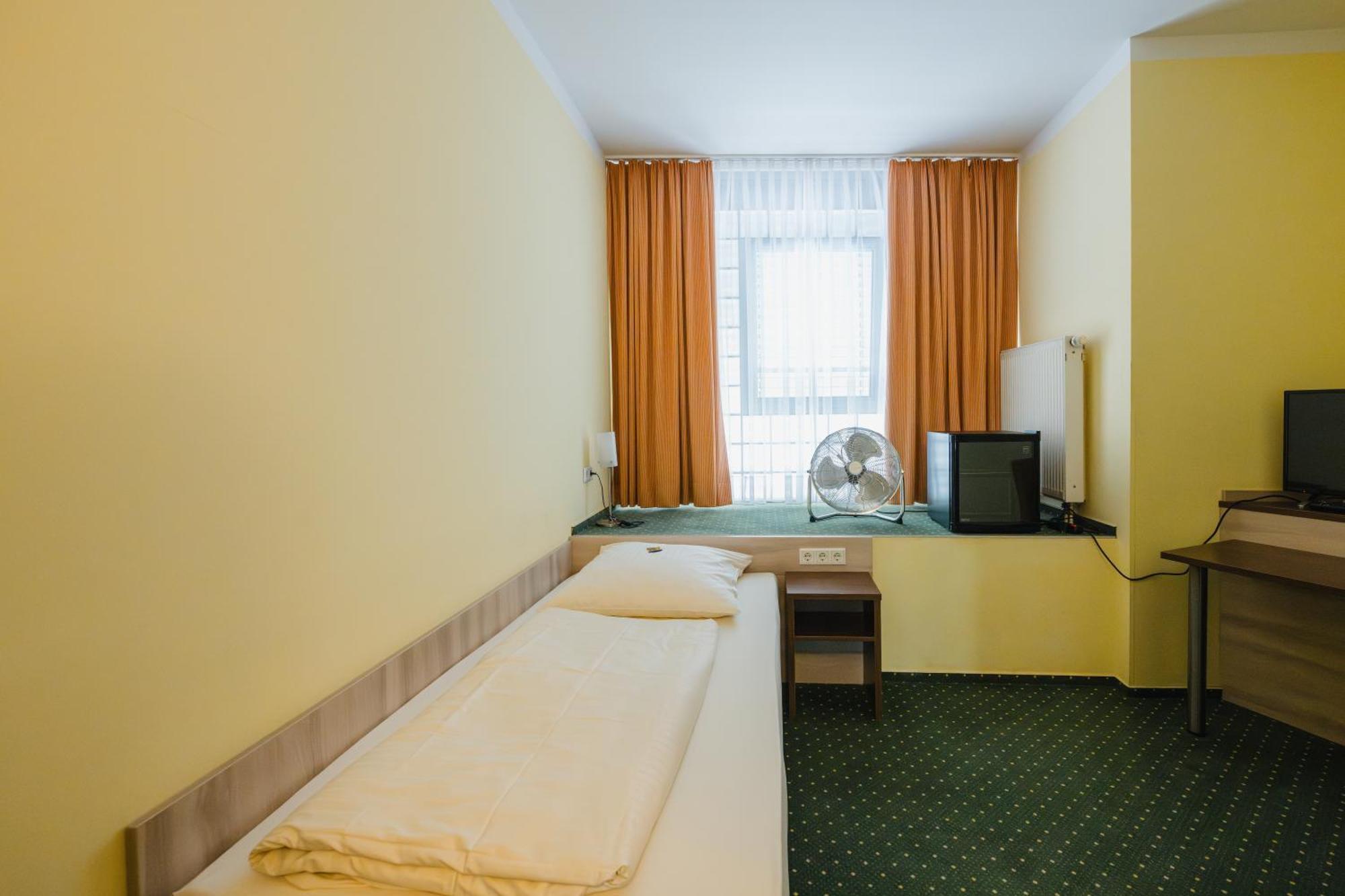 Hotel Mirage Дуйсбург Экстерьер фото