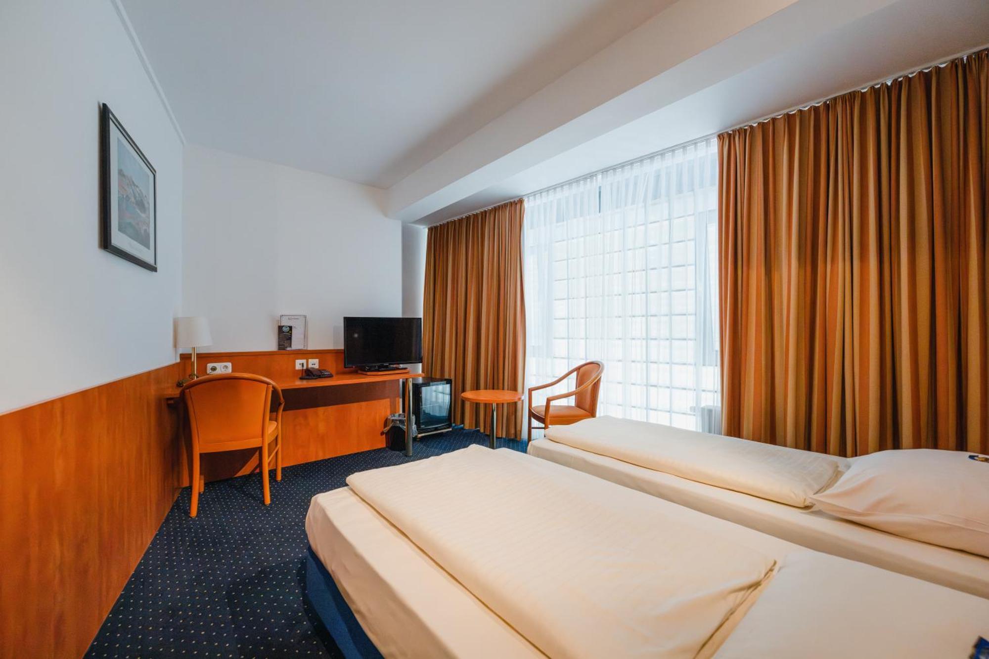 Hotel Mirage Дуйсбург Экстерьер фото
