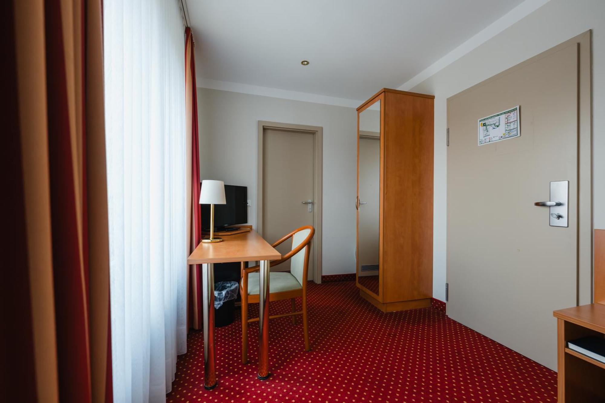 Hotel Mirage Дуйсбург Экстерьер фото